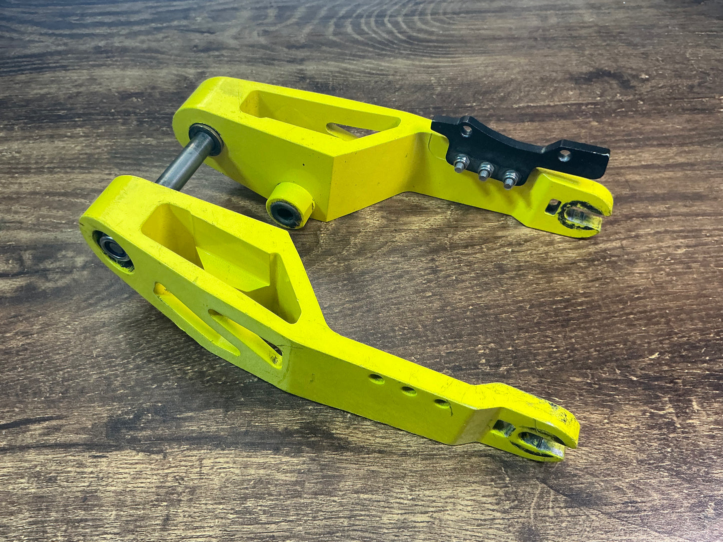 SECOND HAND - YELLOW REAR SWING ARM FOR DRAGON RAPTOR
