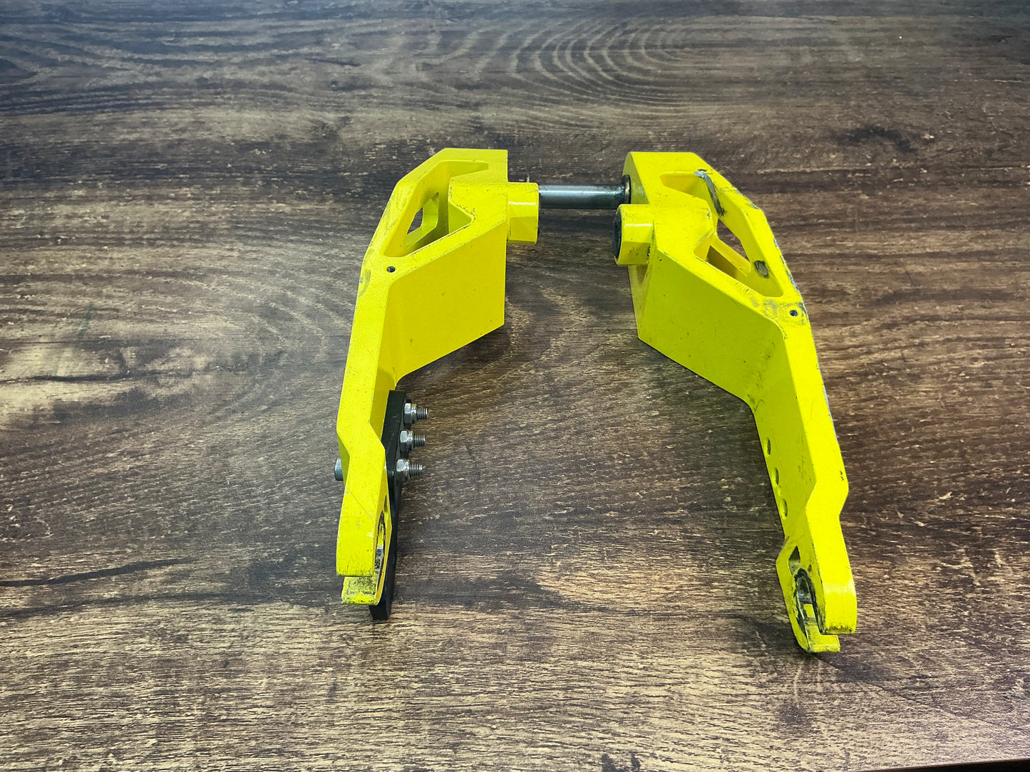 SECOND HAND - YELLOW REAR SWING ARM FOR DRAGON RAPTOR