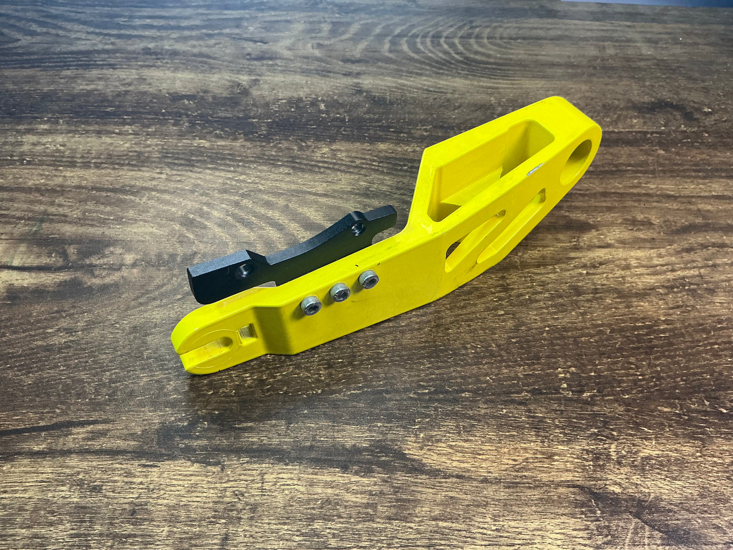 SECOND HAND - YELLOW REAR SWING ARM FOR DRAGON RAPTOR