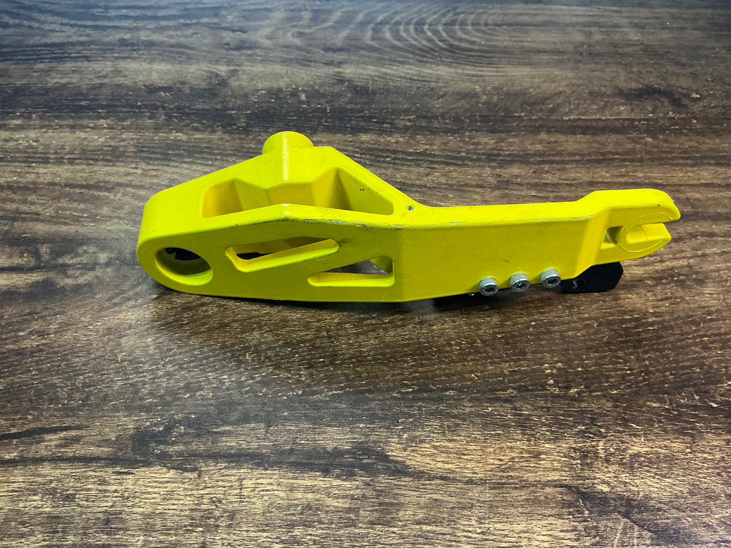 SECOND HAND - YELLOW REAR SWING ARM FOR DRAGON RAPTOR