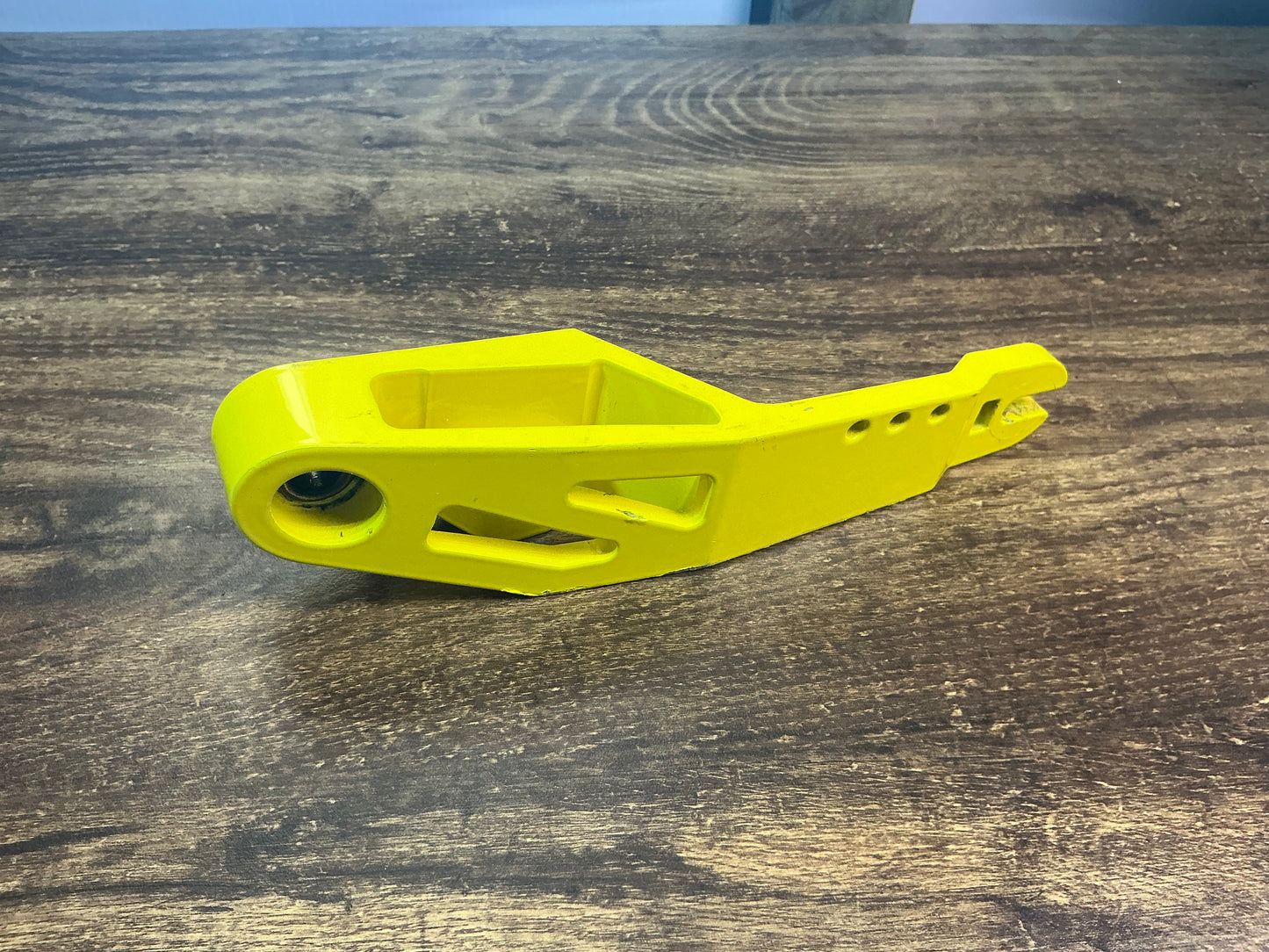 SECOND HAND - YELLOW REAR SWING ARM FOR DRAGON RAPTOR