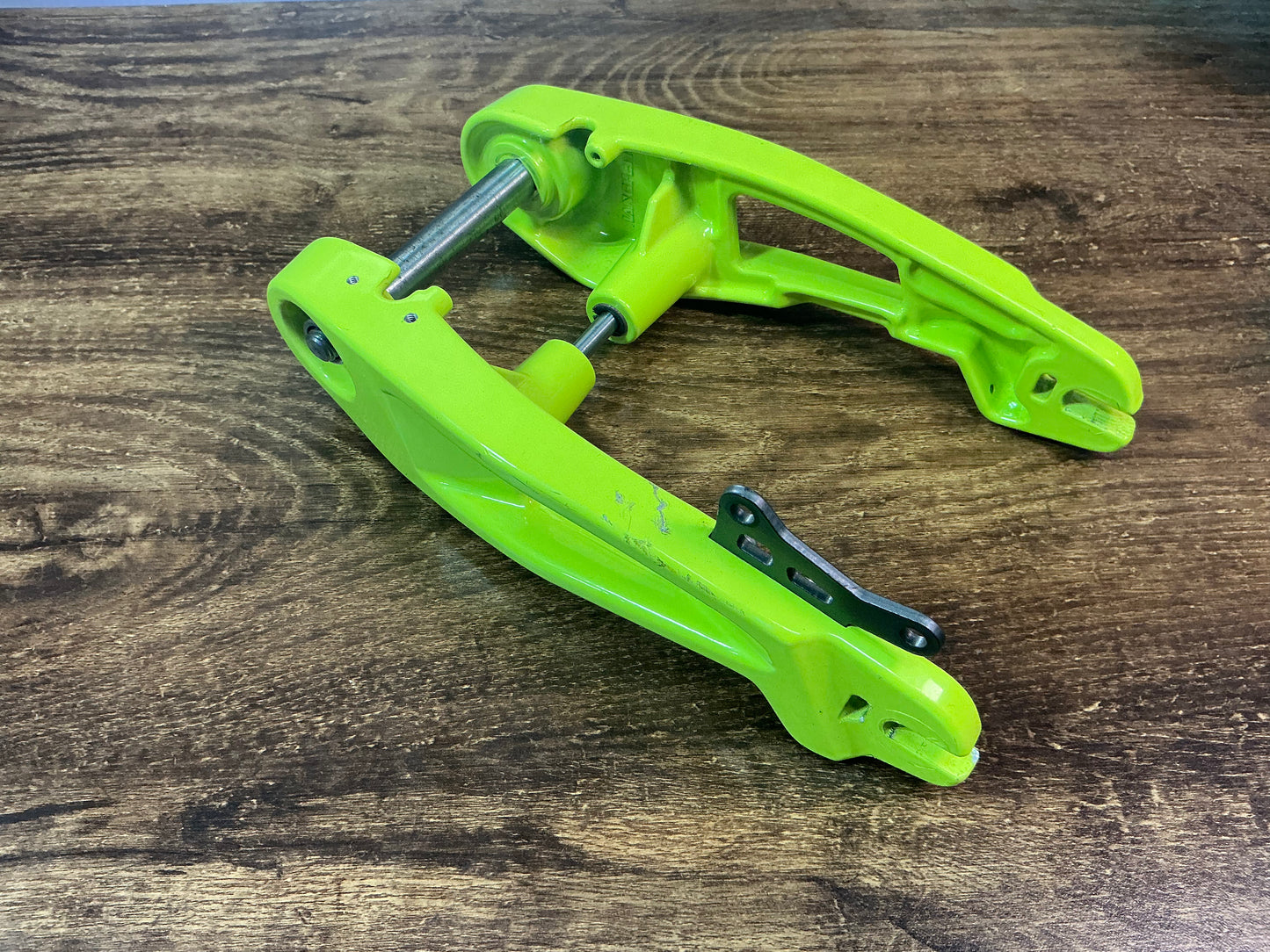 SECOND HAND - YELLOW FRONT/ REAR SWING ARM ASSEMBLY FOR DRAGON PREDATOR