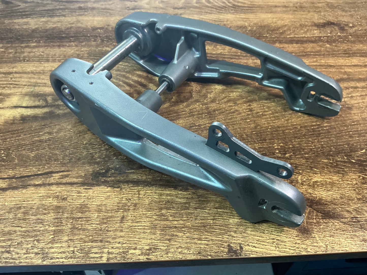 SECOND HAND - GREY FRONT/ REAR SWING ARM ASSEMBLY FOR DRAGON PREDATOR
